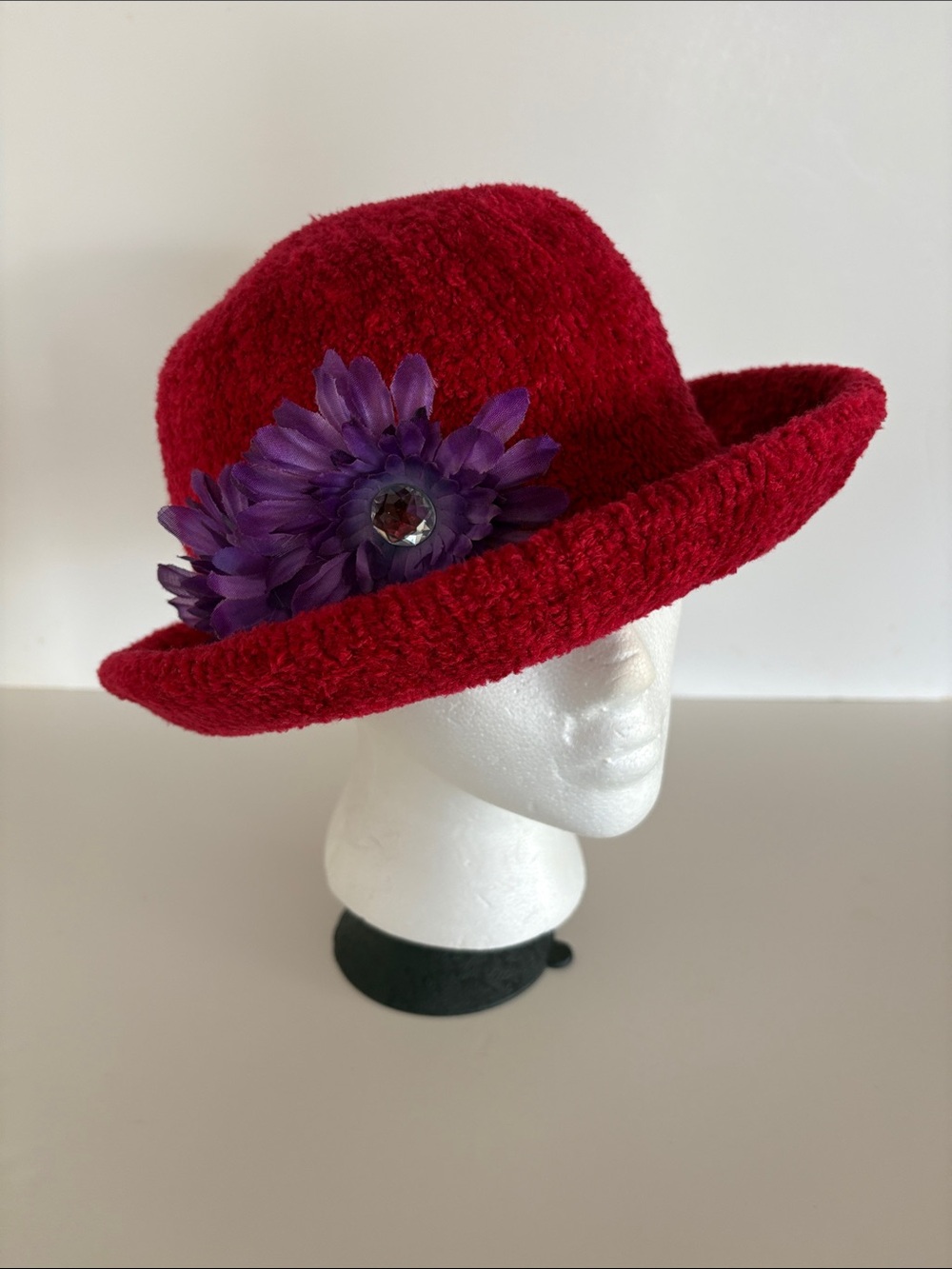 LIZ CLAIBORNE Crazy Horse  Red Women's Felt Cloche Hat with Purple Flower Accent